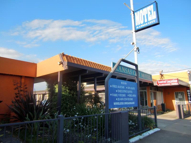 Castle Motel Bairnsdale Exteriör bild